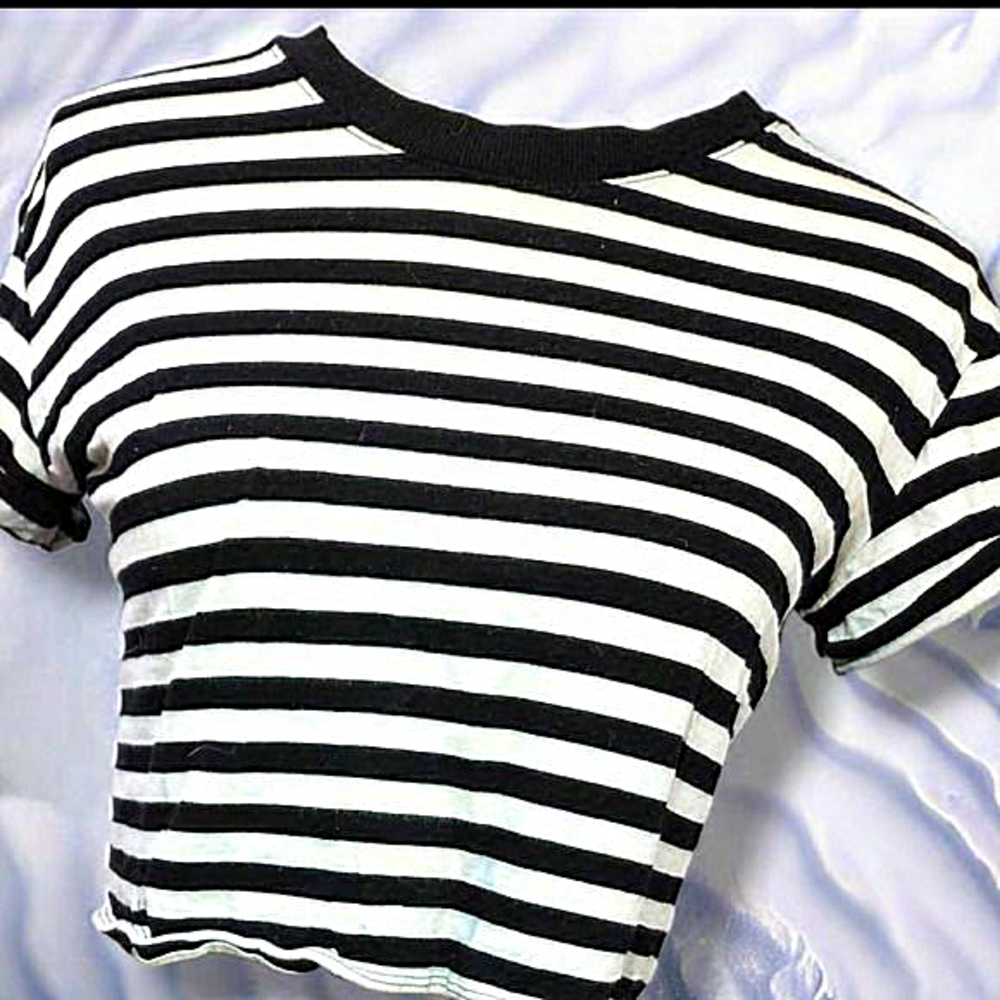 Divided cropped‎ Striped Tee